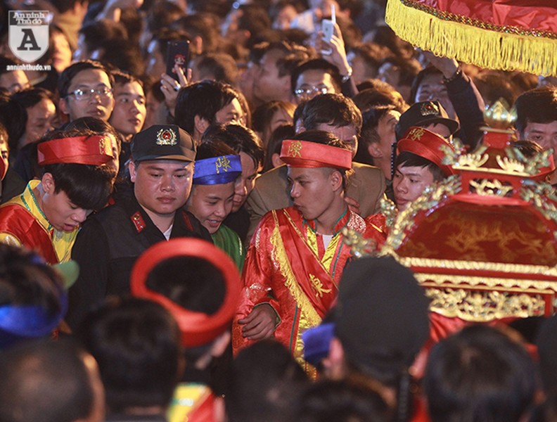 Bất chấp mưa rét, hàng vạn người chen chân xin ấn ở đền Trần